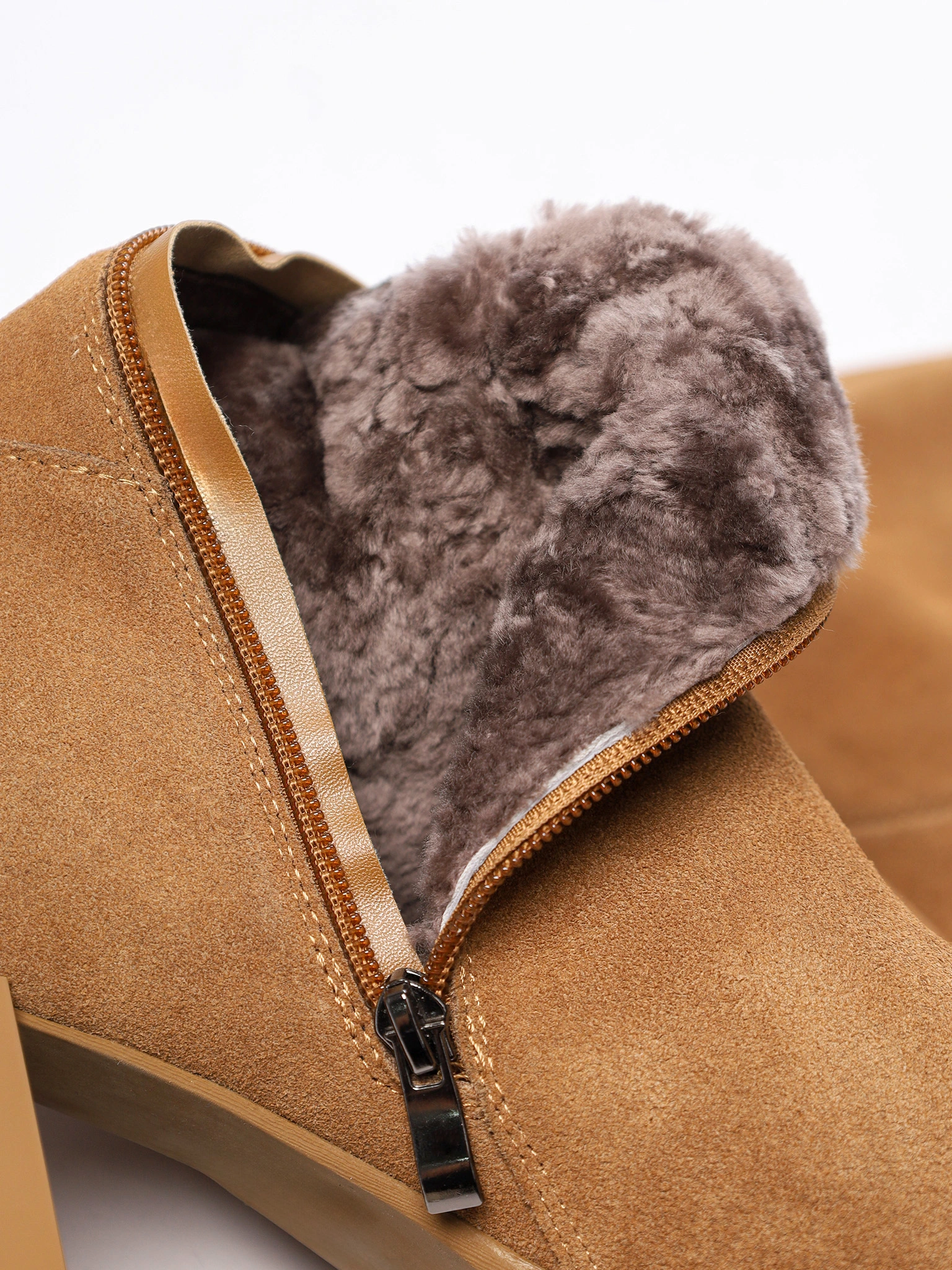 Сапоги коричневого цвета на высоком каблуке